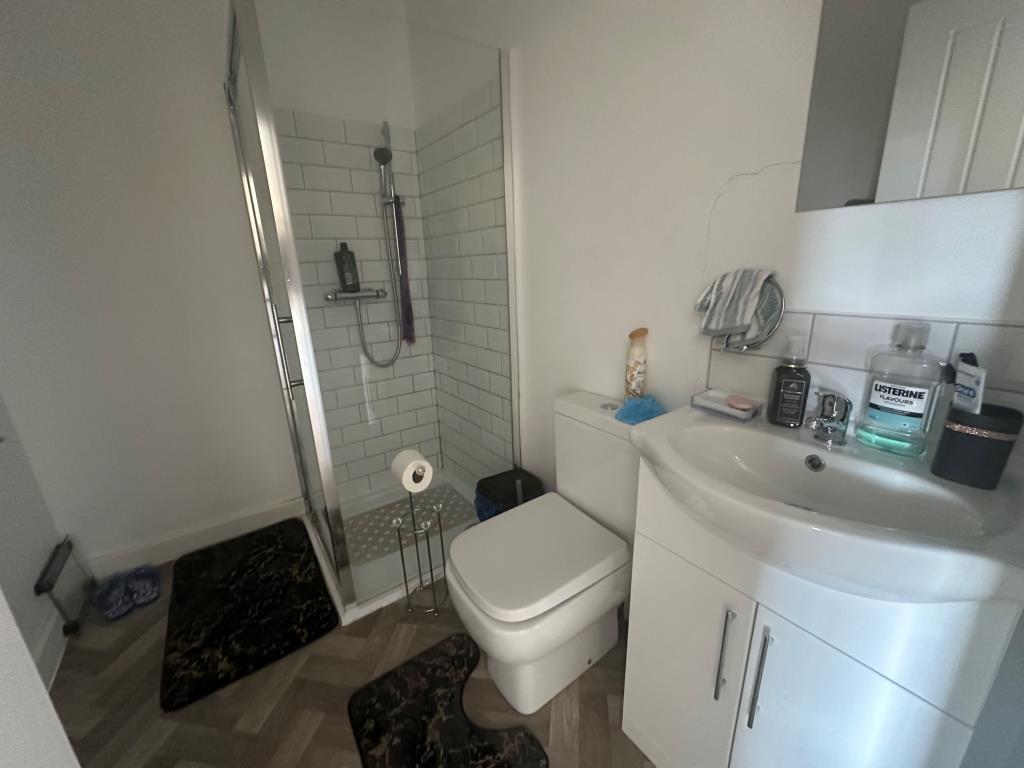 Lot: 136 - MIXED USE INVESTMENT IN TOWN CENTRE - Top floor flat shower room with W.C.